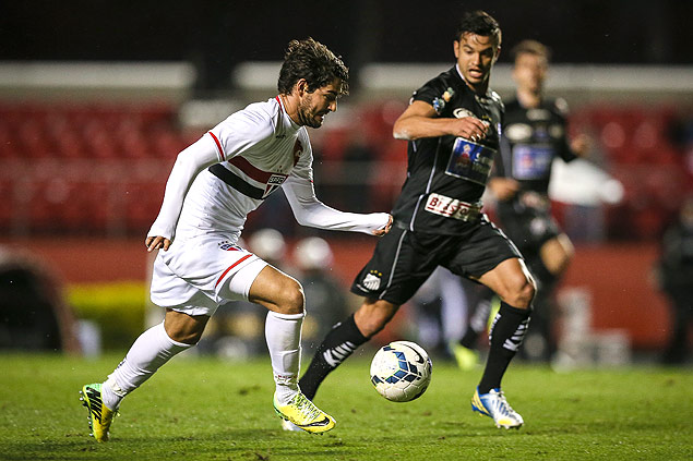 O atacante Pato, do S�o Paulo, tenta jogada na partida contra o Bragantino