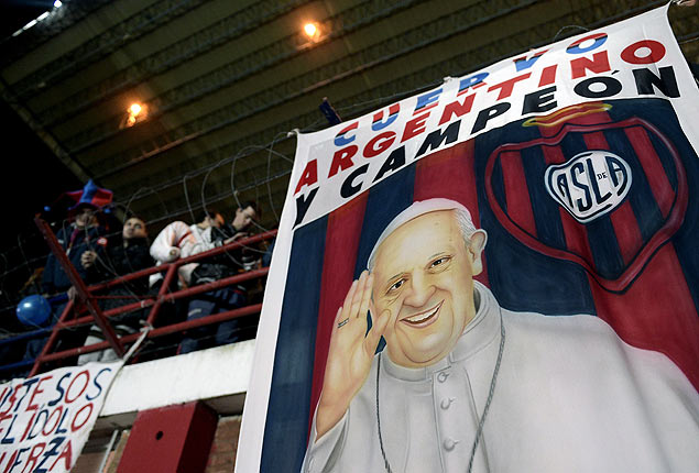 Torcedores do San Lorenzo exibem uma bandeira em homenagem ao papa Francisco