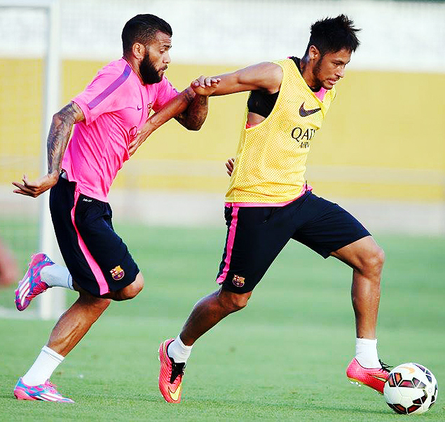 Neymar (dir.) e Daniel Alves durante treino do Barcelona no comeo do ms