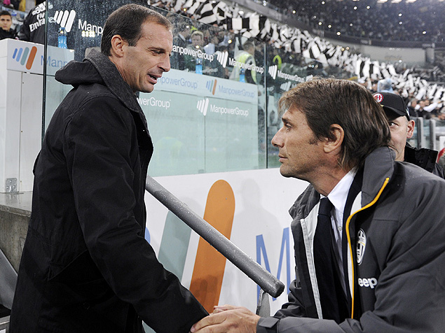 Massimiliano Allegri, que foi para a Juventus, conversa com Antonio Conte (dir.), novo técnico da Itália