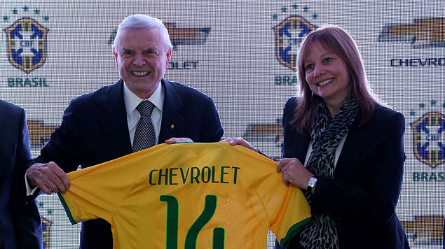 Marin exibe camisa com a marca da nova patrocinadora da seleo brasileira
