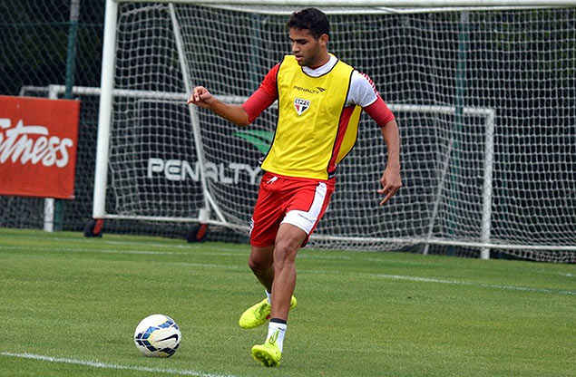 Kardec conduz a bola durante treino do So Paulo