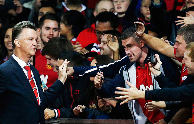 Fs tentam pegar autgrafo do tcnico holands Louis Van Gaal, do Manchester United