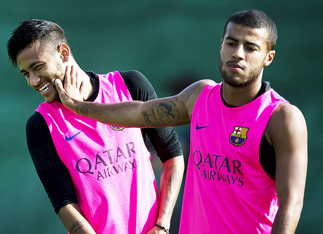 Neymar (esq.) e Rafinha durante treino do Barcelona