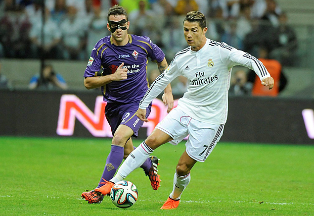 Cristiano Ronaldo, do Real Madrid, tenta passar pela marcao de Gonzalo Rodriguez, da Fiorentina