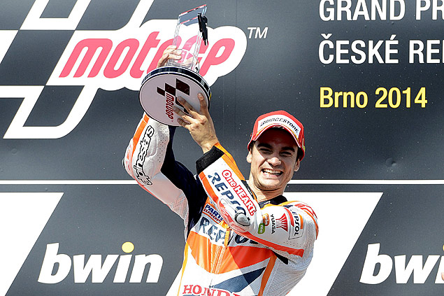 Espanhol Dani Pedrosa levanta o trofu aps ter vencido a corrida de Brno de MotoGP