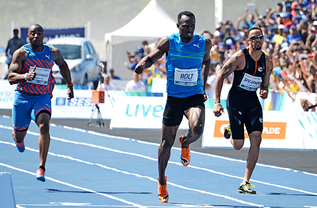 Jamaicano Usain Bolt vence corrida de 100m na praia de Copacabana, no Rio, mas no fica satisfeito com resultado