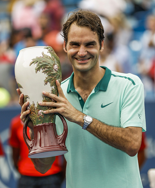O tenista suo Roger Federer exibe trofu conquistado em Cincinnati
