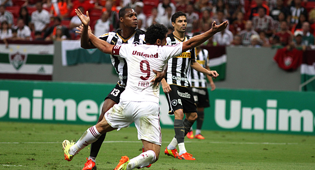 O zagueiro Andr Bahia, do Botafogo, tenta parar o atacante Fred, do Fluminense