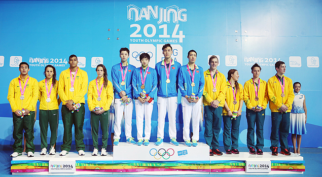 Equipes recebem medalha do revezamento 4x100m livre na Olimpíada da Juventude, na China
