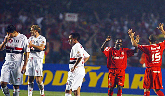 Jogadores do Inter comemoram diante de so-paulinos na final da Libertadores de 2006