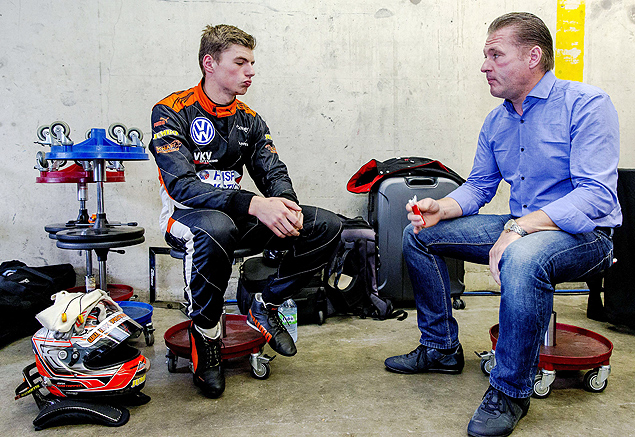 O piloto holands Max Verstappen (esq.) conversa com seu pai antes de uma prova