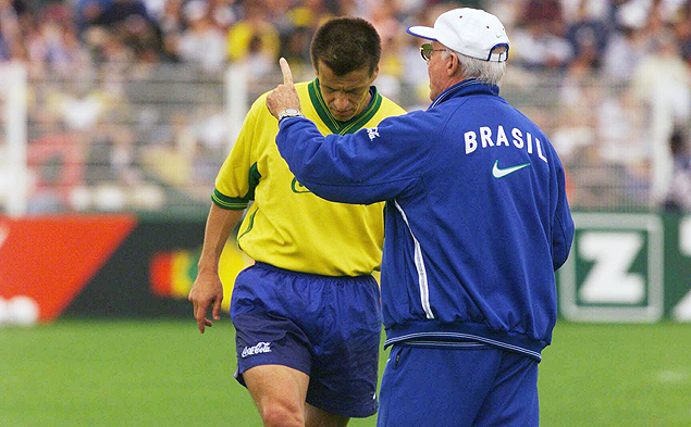 Zagallo conversa com o volante Dunga durante treino da seleo em 1998