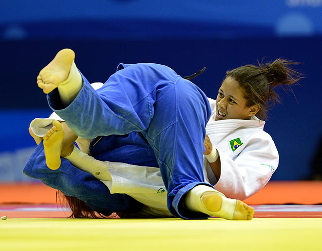 Layana Colman aplica golpe na luta pela medalha de ouro