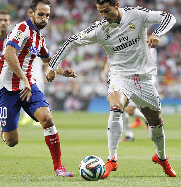 Cristiano Ronaldo, do Real, tenta passa pela marcao de Juanfran, do Atltico de Madri