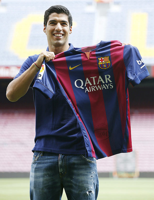 O atacante Luis Surez  apresentado como novo jogador do Barcelona