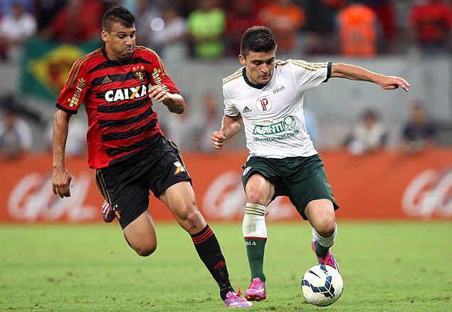 Victor Lus carrega a bola em jogo do Palmeiras