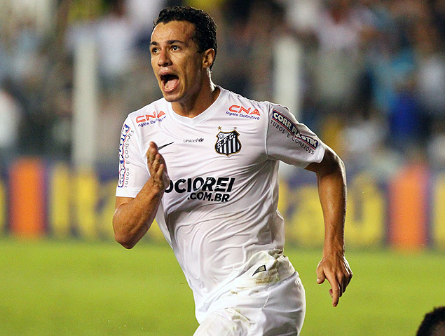 O atacante Leandro Damio comemora um gol pelo Santos