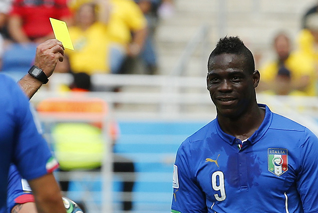 O atacante Balotelli sorri aps ser advertido durante jogo da Itlia