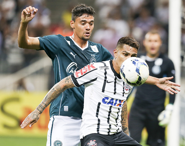 Guerrero domina a bola marcado durante jogo entre Corinthians e Gois