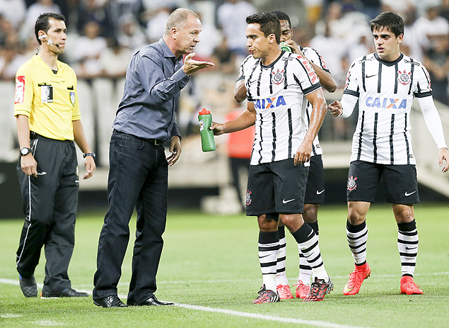 Mano Menezes conversa com Jadson durante vitria do Corinthians sobre o Gois