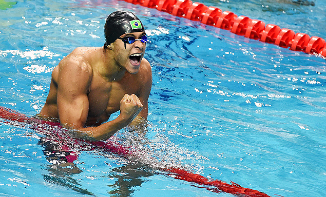 Matheus Santana comemora a conquista da medalha de ouro nos 100 m livre