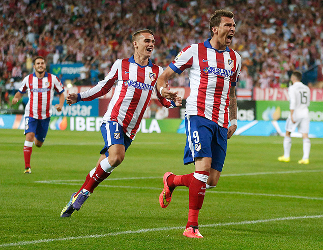 O atacante Mandzukic (dir.) comemora o gol da vitria do Atltico de Madri sobre o Real