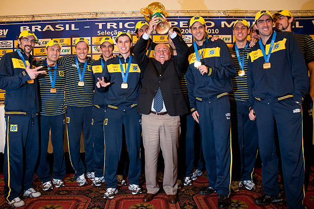 Presidente da CBV, Ary Graa, ergue o trofu da conquista do Campeonato Mundial na Itlia, em 2010