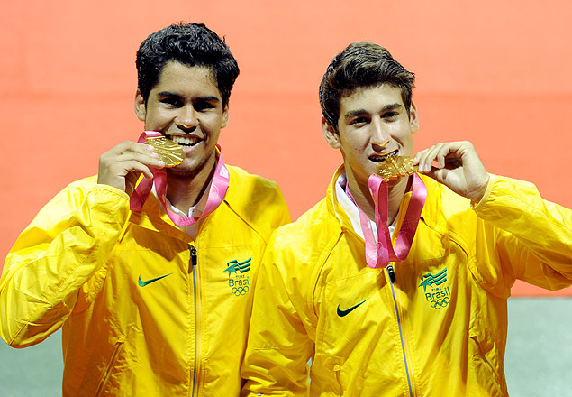 Campees nas duplas masculinas no tnis, Orlando Luz e Marcelo Zormann exibem medalhas