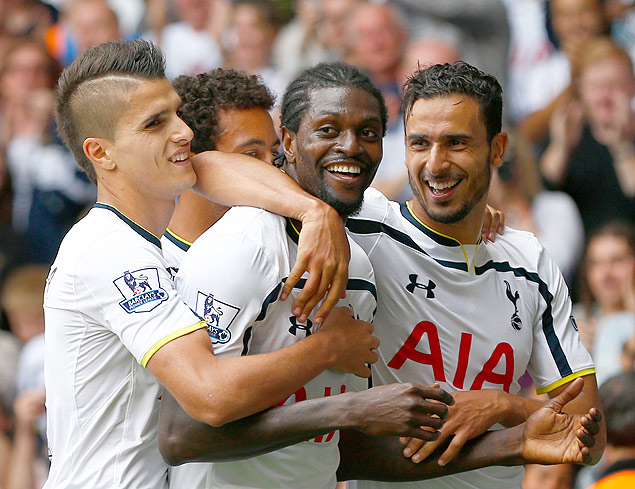 Togols Adebayor (centro) comemora gol do Tottenham sobre o Queens Park Rangers
