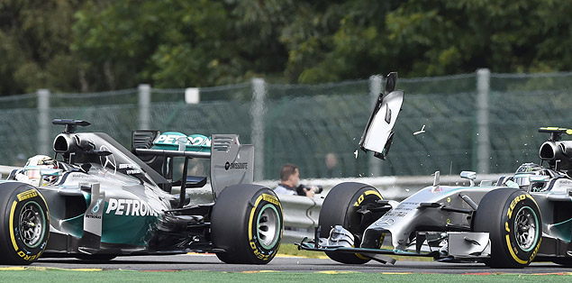 Lewis Hamilton e Nico Rosberg colidem durante GP da Blgica
