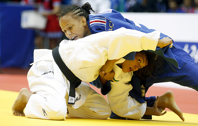 A brasileira Sarah Menezes durante luta contra a francesa Amandine Buchard (azul) 