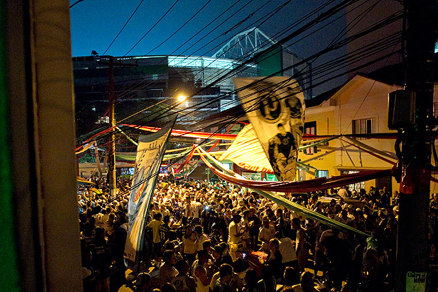 Torcedores do Palmeiras fazem festa para comemorar os 100 anos do clube, na frente do estdio