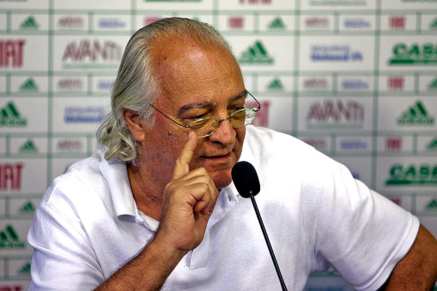 O diretor de futebol do Palmeiras, Wlademir Pescarmona, em entrevista coletiva 