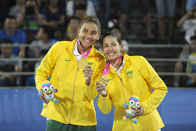 Paty (esq.) e Duda comemoram a conquista da medalha de ouro no vlei feminino de praia