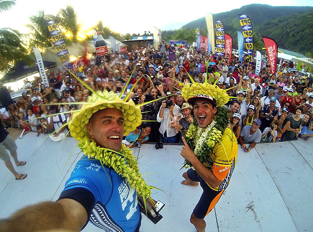 Kelly Slater e Gabriel Medina em premiao no Taiti