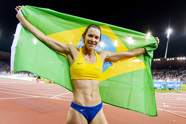 Fabiana Murer comemora ttulo erguendo bandeira do Brasil aps a prova, nesta quinta-feira (28)