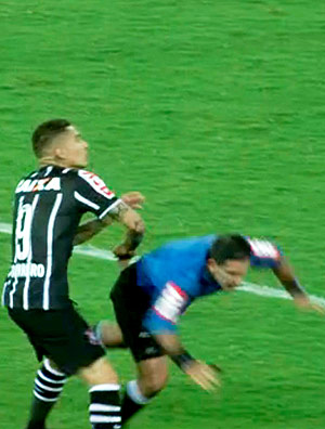Guerrero tromba com o rbitro Leandro Bizzio Marinho
