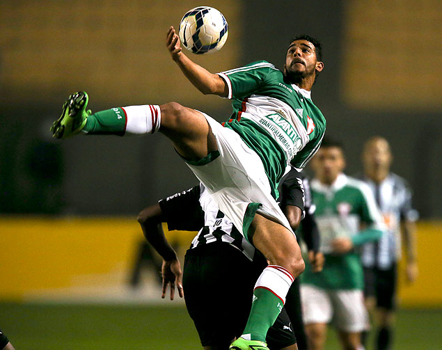 Henrique divide bola durante jogo entre Palmeiras x Atltico-MG