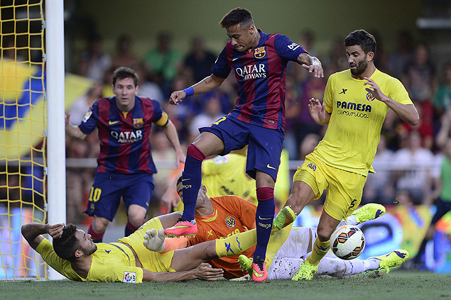 O atacante Neymar (c) disputa jogada durante vitria sobre o Villarreal