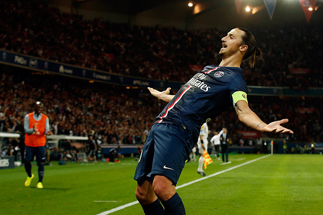 O atacante sueco Zlatan Ibrahimovic comemora um gol pelo PSG