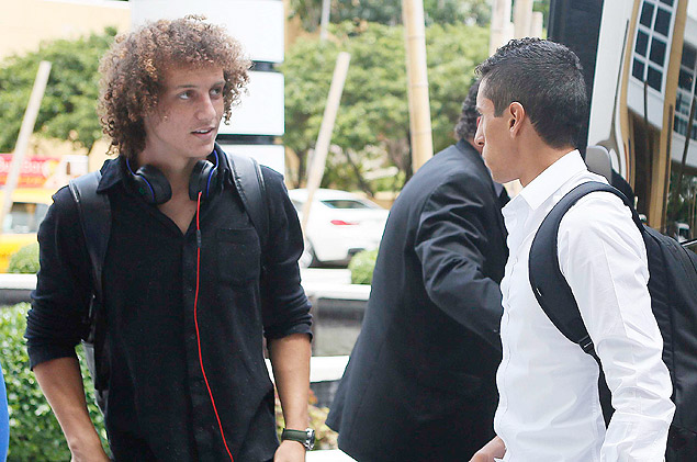 David Luiz (esq.) durante chegada da seleo brasileira em Miami