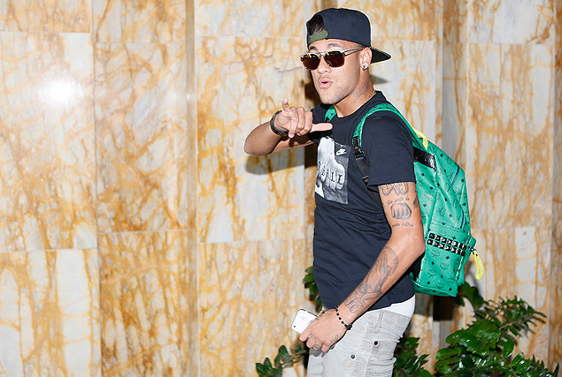 O atacante Neymar acena para foto durante chegada da seleo brasileira em Miami