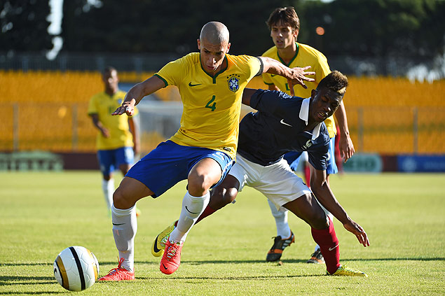 O zagueiro Dria (esq.) durante jogo da seleo brasileira sub-21 em torneio da Frana