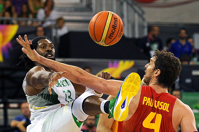 Nen (esq) disputa bola com Paul Gasol, da Espanha, durante jogo pelo Mundial de basquete