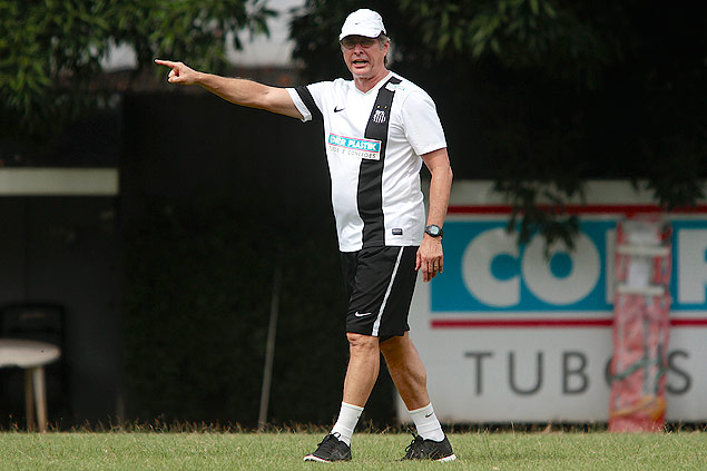 Oswaldo de Oliveira orienta jogadores durante um treino do Santos