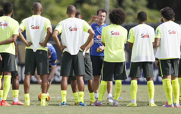 Dunga orienta jogadores da seleo brasileira antes do primeiro treino