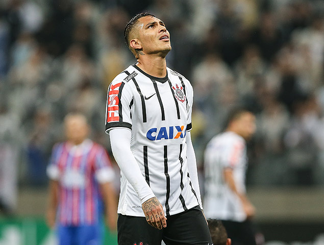 O atacante Guerrero lamenta uma chance perdida durante uma partida do Corinthians