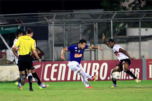 O atacante Willian tenta uma jogada para o Cruzeiro contra o Santa Rita