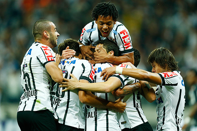 Jogadores do Corinthians festejam um dos gols da vitria sobre o Bragantino, no Itaquero